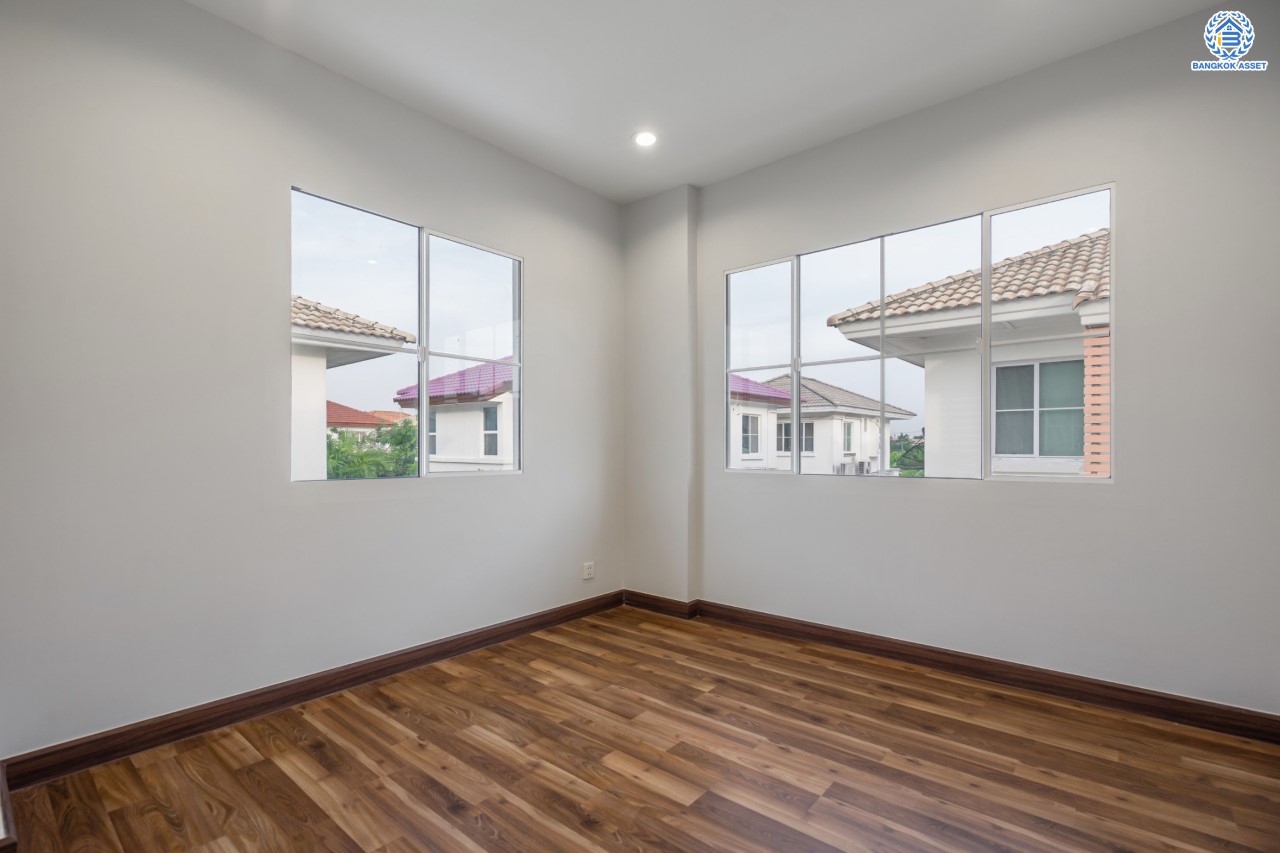 บ้านมือสองตกแต่งใหม่ ม.มัณฑนา นครอินทร์-พระราม5 หลังมุม เนื้อที่กว่า 57 ตร.ว. ฟังก์ชันจัดเต็ม 3 ห้องนอน 2 ห้องน้ำ จอดรถได้ 1 คัน พร้อม Living Room รองรับทุกความสุข ทำเลเดินทางสะดวก ใกล้ทางด่วน "ศรีรัช" และรถไฟฟ้า "สถานีบางรักใหญ่"